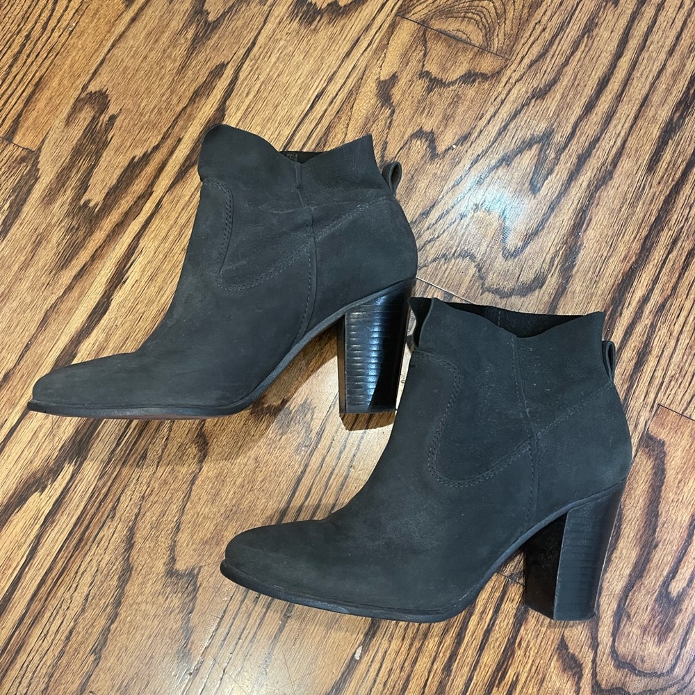 Vince Camuto Leather Heeled booties size 9